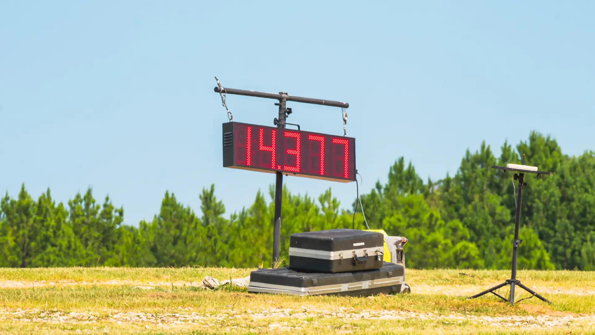 Trackside timing display showing a lap time of 44.377
